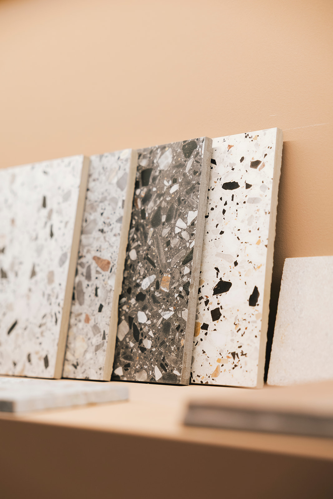 Voorbeelden van keramische terrazzo vloertegels in verschillende kleuren en patronen bij tegelwinkel Oblon in Roeselare